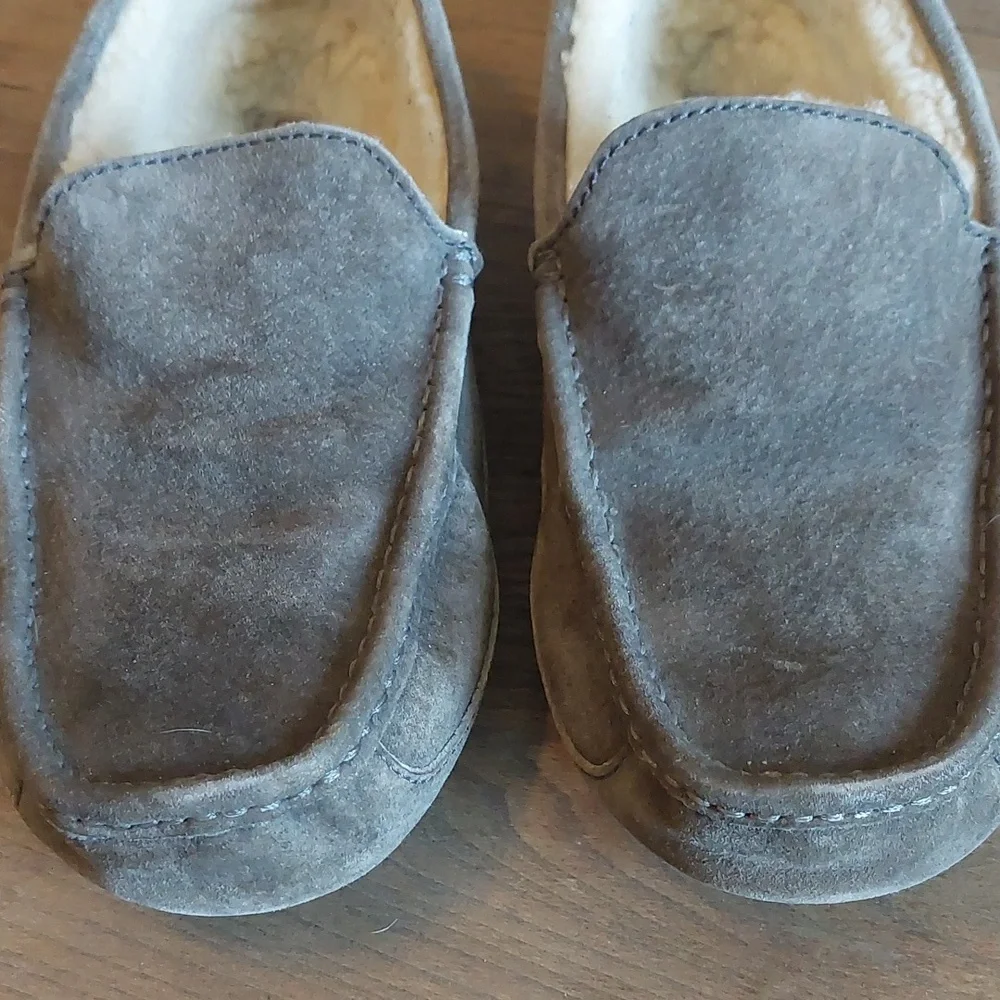 UGG Slippers - Picture 13 of 15